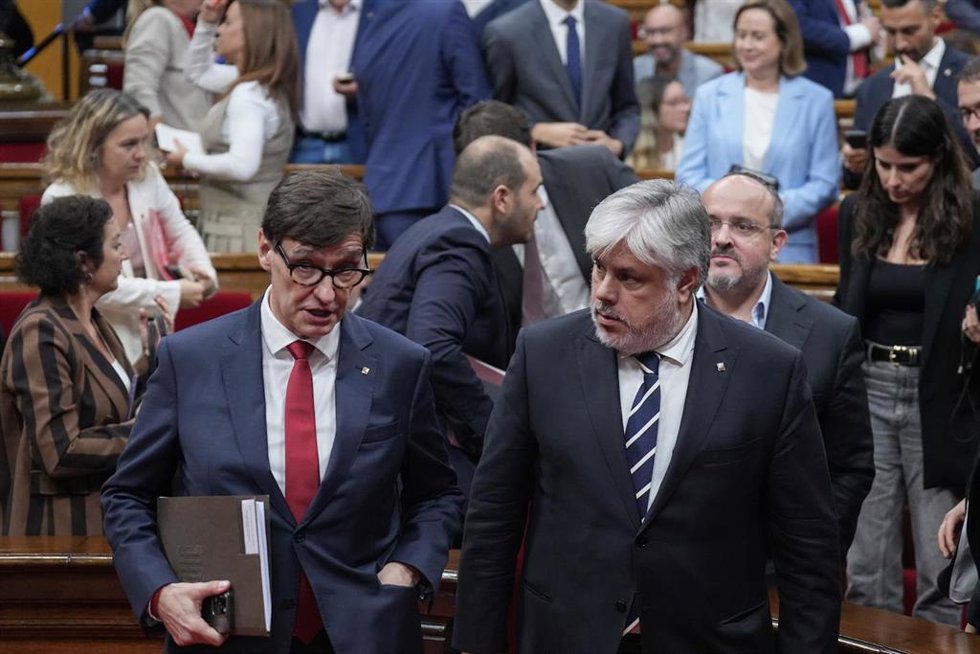 El presidente de la Generalitat, Salvador Illa (i), y el diputado de Junts, Albert Batet (d), durante la primera jornada del Debate de Política General, en el Parlament de Catalunya, a 8 de octubre de 2025, en Barcelona, Catalunya (España).