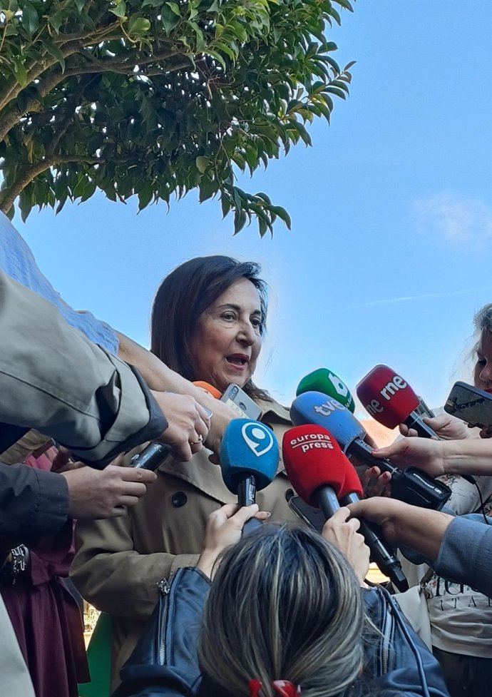 La ministra de Defensa, Margariuta Robles, durante su visita al Regimiento de Artillería Lanzacohetes de Campaña número 63, en Astorga (León).