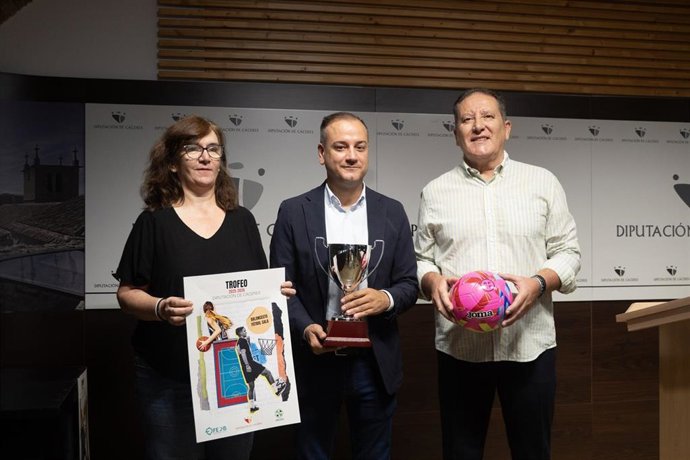 La representante de la Federación Extremeña de Baloncesto, Pilar García; el diputado de Deportes de la Diputación de Cáceres, Pablo Miguel López, y el viccepresidente de la Federación Extremeña de Fútbol, Juan Carlos Jiménez