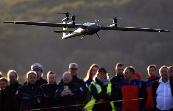 23 de setembro de 2025, Bavária, Oberelsbach: Um drone especial para reconhecimento de desastres aterrissa em frente a uma plateia durante uma apresentação. Foto: Karl-Josef Hildenbrand/dpa