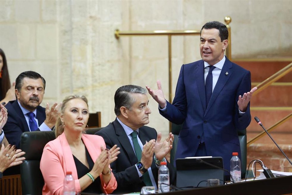 El presidente de la Junta de Andalucía, Juanma Moreno, interviene durante la sesión de control en el pleno del Parlamento andaluz. A 9 de octubre de 2025, en Sevilla (Andalucía, españa). Segunda jornada de Pleno, con Sesión de Control al Gobierno y preg