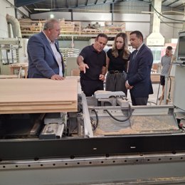 El delegado territorial de Industria, Energía y Minas y de Economía y Hacienda, Guillermo Casquet, visita las instalaciones de la empresa Domporte SL en El Ejido (Almería).