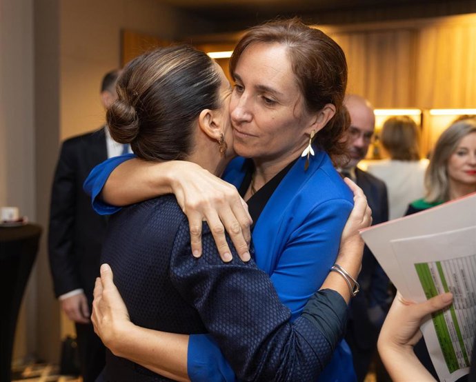 La ministra de Infancia y Juventud, Sira Rego (i) y la ministra de Sanidad, Mónica García (d), durante un desayuno informativo de Europa Press en el NH Collection Eurobuilding, a 9 de octubre de 2025 en Madrid (España).