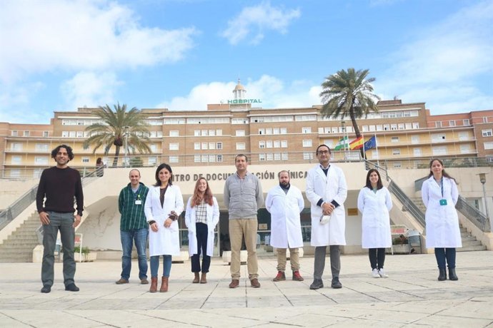 Equipo de investigación ante el Hospital Universitario Virgen del Rocío.