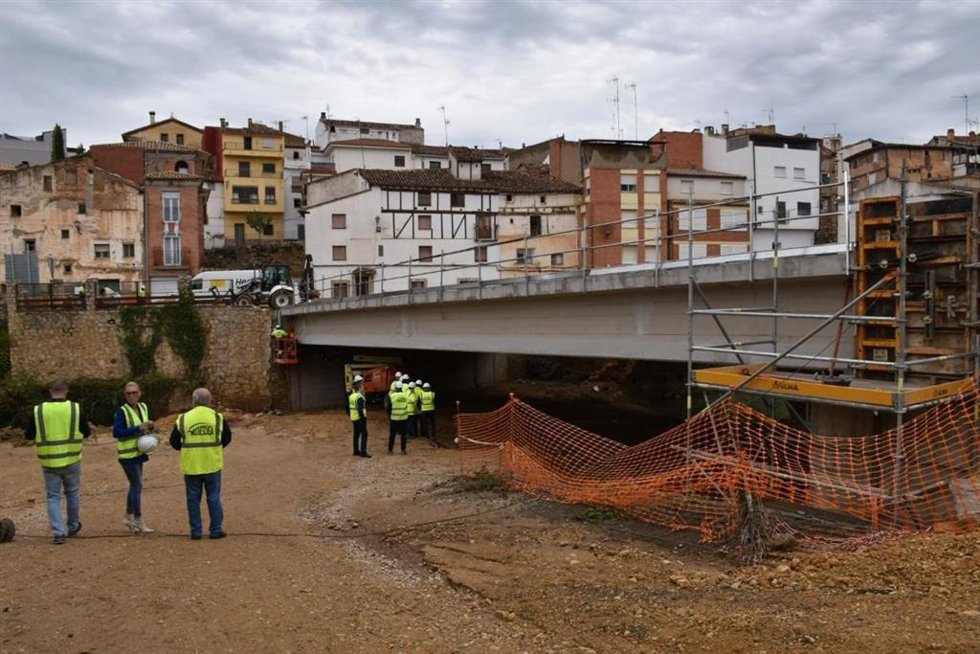 El puente de la CM-215 a su paso por Landete.