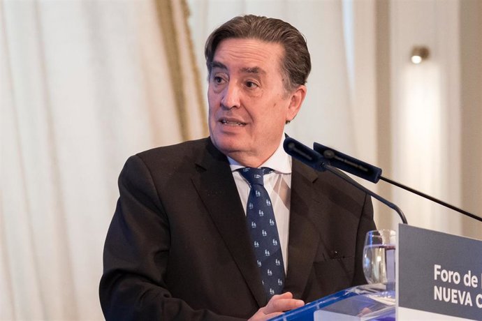 El director del Instituto Cervantes, Luis García Montero, interviene en un desayuno informativo del Foro Nueva Comunicación en el Hotel Mandarin Oriental Ritz, a 9 de octubre de 2025, en Madrid (España).