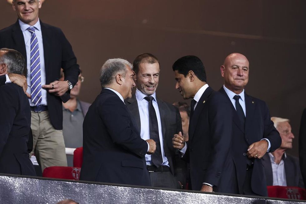 Joan Laporta, presidente del FC Barcelona, con Nasser Al-Khelafi, president de Paris Saint-Germain, y el presidente de la UEFA, Aleksander Ceferin, en el palco del Estadi Olímpic Lluís Companys