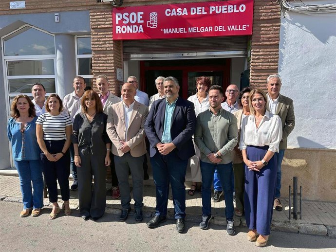 El grupo provincial socialista en la Diputación de Mälaga durante una visita a Ronda.