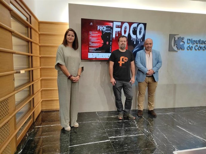El delegado de Cultura, Gabriel Duque (dcha.), y la alcaldesa de Fuentes Obejuna, Silvia Mellado, en la presentación del Encuentro Educativo de Creación Audiovisual FOCO.