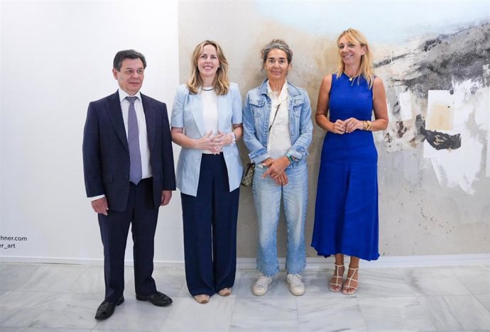 La responsable de Cultura de la Diputación de Cádiz, Vanesa Beltrán, junto a la artista Karina Zothner  en la inauguración de su exposición en la Sala Rivadavia