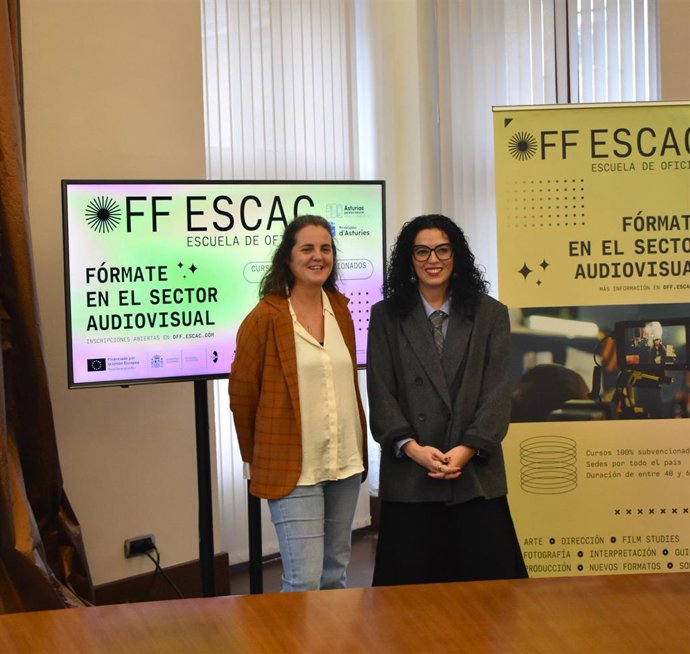La consejera de Cultura, Política Llingüística y Deporte del Principado de Asturias, Vanessa Gutiérrez (dcha), y Gloria Vidal, responsable del Programa OFF ESCAC, durante la firma de un convenio de colaboración.