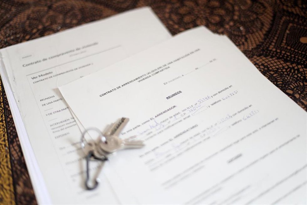 Archivo - Unas llaves sobre un contrato de compraventa de vivienda.