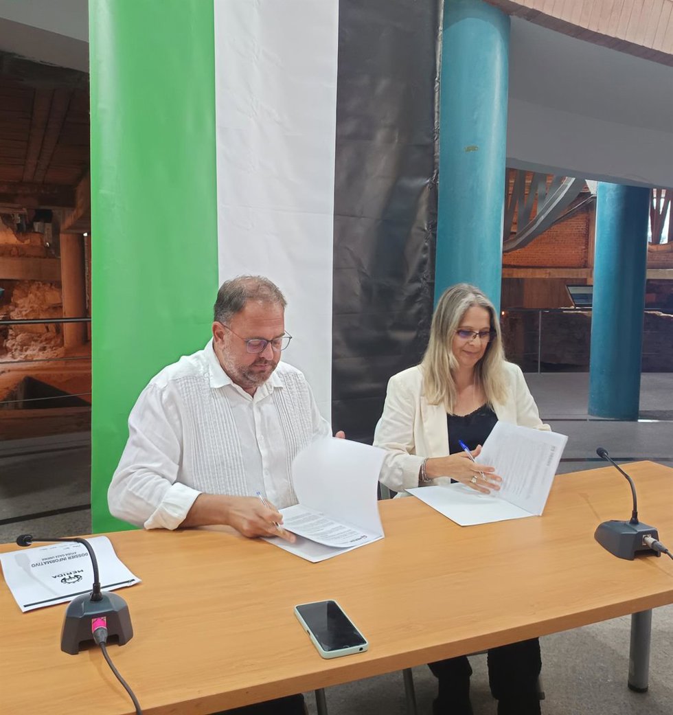 El alcalde, Antonio Rodríguez Osuna, participa en la firma del convenio con la Unrwa para la acción humanitaria de emergencia en la Franja de Gaza, junto con la directora ejecutiva de Unrwa, Raquel Martín.
