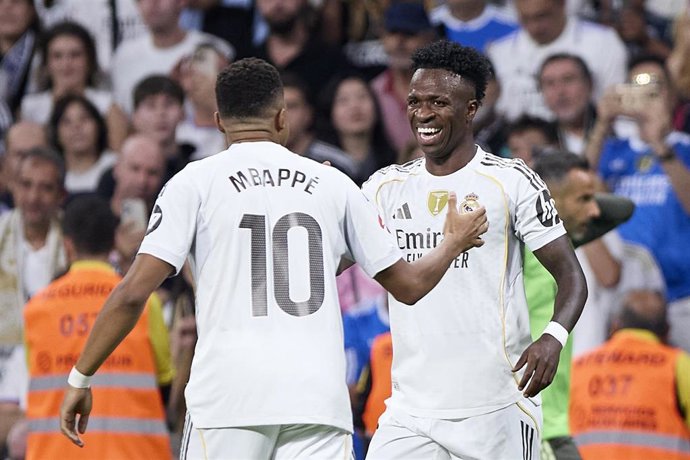 Los delanteros del Real Madrid Kylian Mbappé y Vinícius Júnior celebran un gol ante el Villarreal CF en el partido de LaLiga EA Sports 2025-26 en el Santiago Bernabéu.