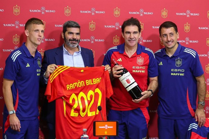 Foto de familia tras la presentación de acuerdo de patrocinio de 'Ramón Bilbao' con la selección