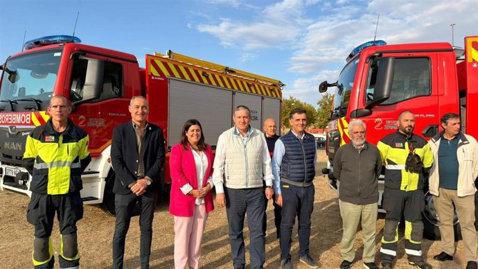 Javier Faúndez, en el centro, con bomberos y otros cargos provinciales y locales, durante la presentación de los camiones.