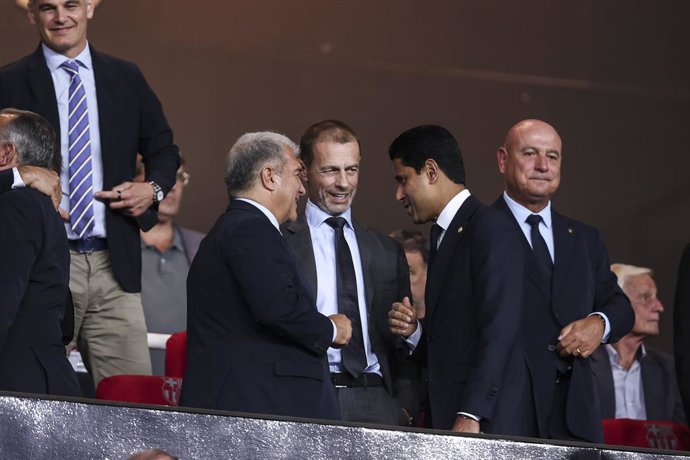 Joan Laporta, presidente do FC Barcelona, Nasser Al-Khelaïfi, presidente do Paris Saint-Germain, e Aleksander Ceferin, presidente da UEFA, durante a partida entre FC Barcelona e Paris Saint-Germain pela Fase MD2 da Liga dos Campeões da UEFA 2025/26, no Es