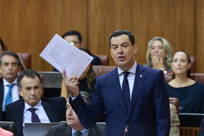 El presidente de la Junta de Andalucía, Juanma Moreno, interviene durante la sesión de control en el pleno del Parlamento andaluz. A 9 de octubre de 2025, en Sevilla (Andalucía, España). Segunda jornada de Pleno, con Sesión de Control al Gobierno y pregun