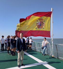 El delegado de Desarrollo Educativo y Formación Profesional de la Junta de Andalucía en Huelva, Carlos Soriano, en su visita al buque 'Duque de Ahumada' junto a escolares.