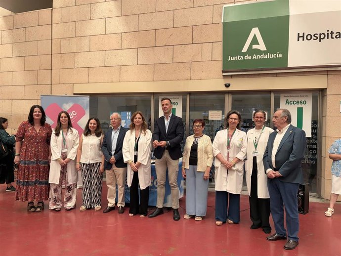 Responsables del Reina Sofía y de Asaenec, que ha instalado una mesa informativa en el complejo hospitalario con motivo del Día Mundial de la Salud Mental.