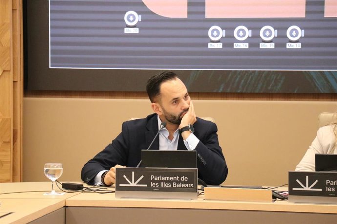 El director general de Economía Circular, Transición Energética y Cambio Climático, Diego Viu, en el Parlament