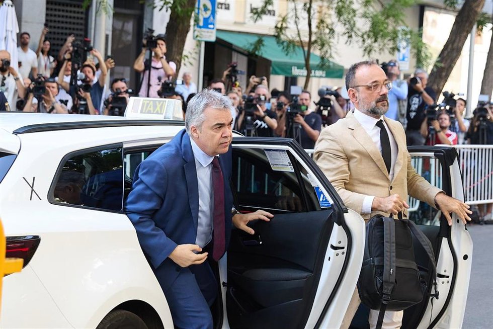 Archivo - El exsecretario de Organización del PSOE Santos Cerdán (i) a su llegada a declarar en el Tribunal Supremo, a 30 de junio de 2025, en Madrid (España). 