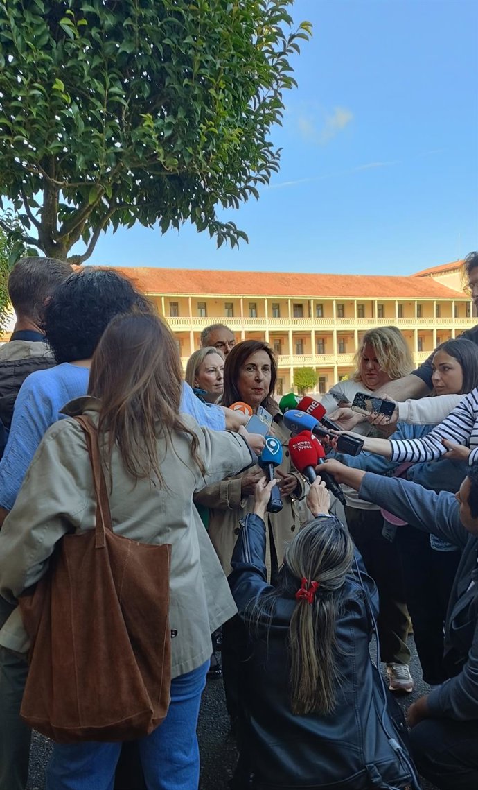 La ministra de Defensa, Margarita Robles, durante su visita al Regimiento de Artillería Lanzacohetes de Campaña número 63, en Astorga (León).