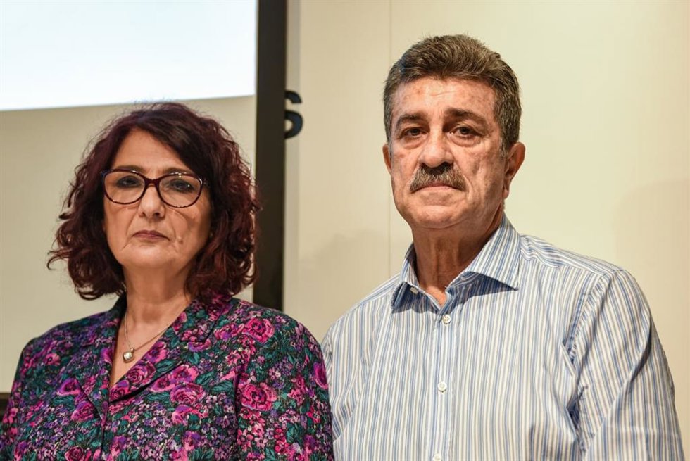 Los padres de Mario Biondo, Santina D'Alessandro y Pippo Biondo, en una rueda de prensa en la sede del Collegi de Periodistes de Catalunya este jueves