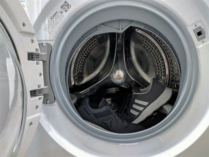 A porta da máquina de lavar: por que alguns recomendam deixá-la aberta (e quando isso pode ser um erro)