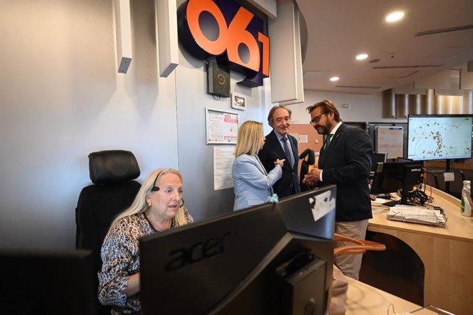 El delegado del Gobierno andaluz en Granada, Antonio Granados, a la derecha en la imagen, ha participado en una visita al 061