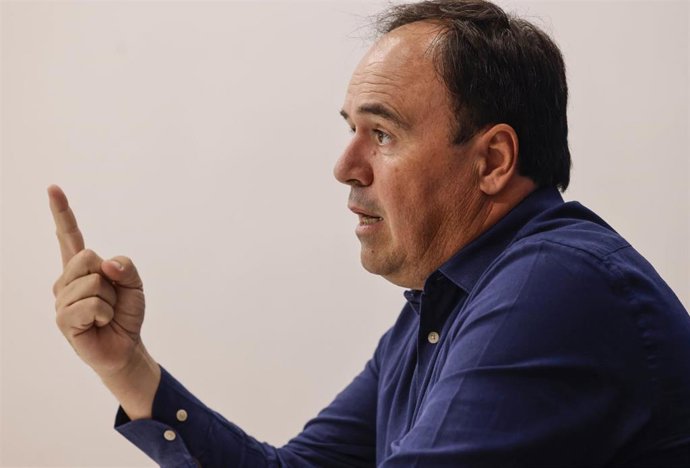 Archivo - El portavoz del PP en Les Corts y miembro del comité ejecutivo nacional, Juanfran Pérez, durante una entrevista para Europa Press