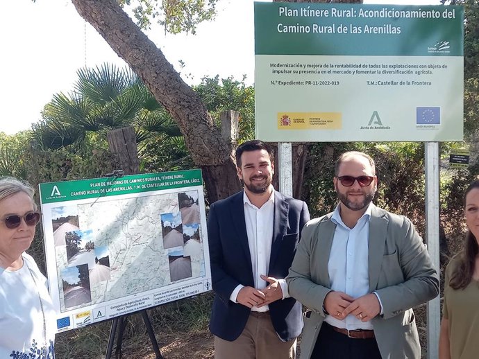 El delegado de Agricultura, Francisco Moreno, con el alcalde de Castellar, en el camino de Las Arenillas.