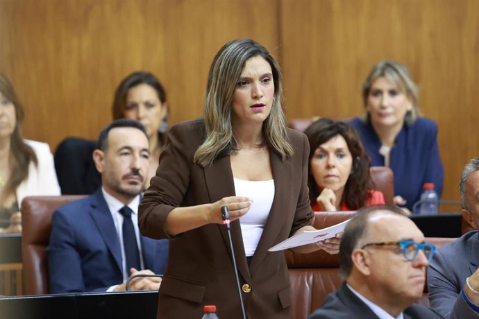 La portavoz parlamentaria del PSOE-A, María Márquez, interviene durante la sesión de control en el pleno del Parlamento andaluz. A 9 de octubre de 2025, en Sevilla (Andalucía, España). Segunda jornada de Pleno, con Sesión de Control al Gobierno y pregunta