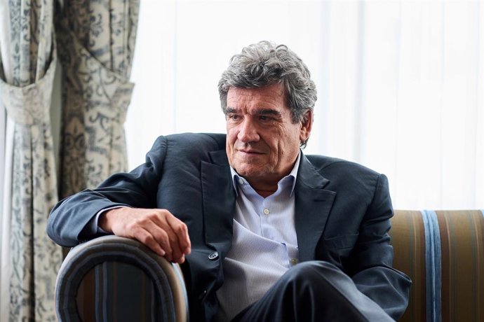 Archivo - El gobernador del Banco de España, José Luis Escrivá, durante una intervención en el Palacio de la Magdalena, a 3 de julio de 2025, en Santander, Cantabria (España).