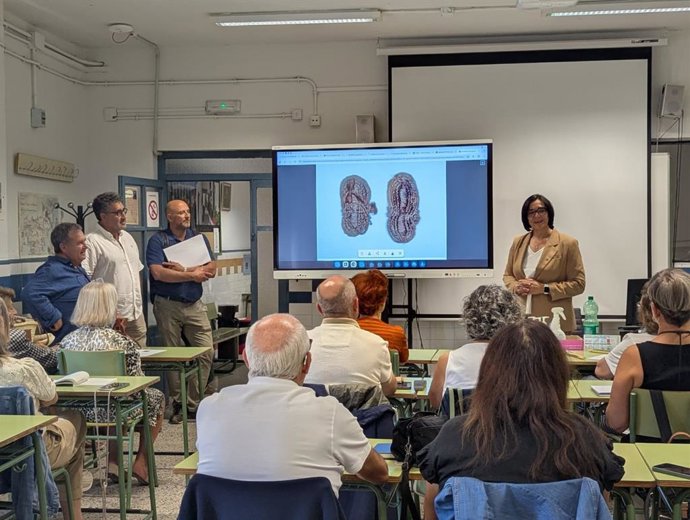 Visita de la delegada de Desarrollo Educativo de la Junta en Granada, María José Martín, en la EOI