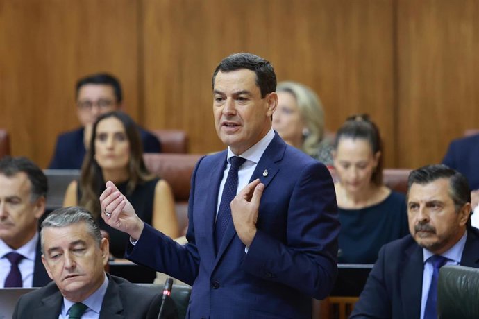 El presidente de la Junta de Andalucía, Juanma Moreno, este jueves durante su intervención en el Pleno del Parlamento. 