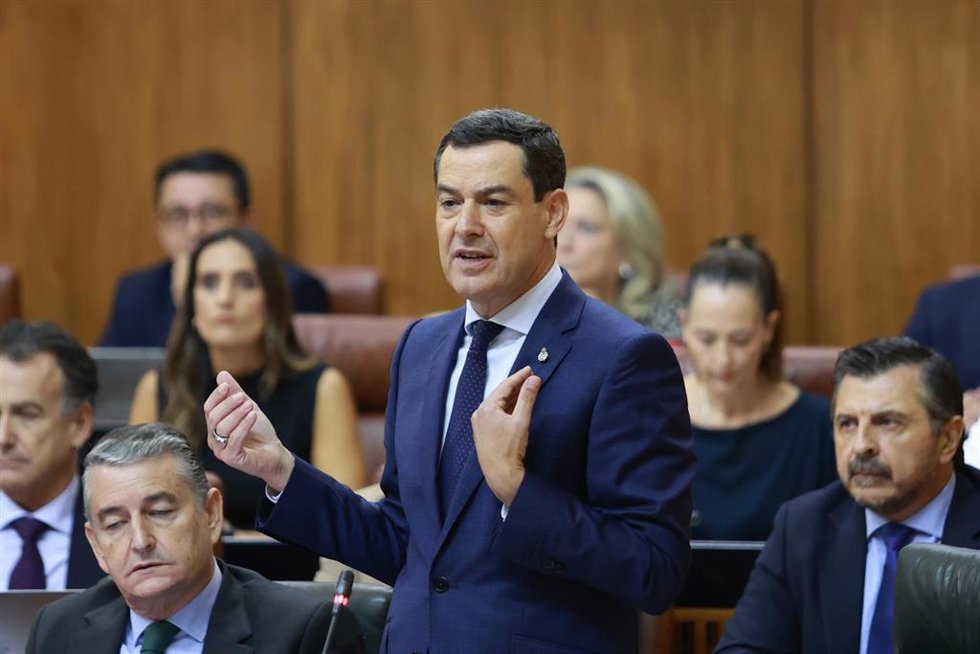El presidente de la Junta de Andalucía, Juanma Moreno, este jueves durante su intervención en el Pleno del Parlamento.