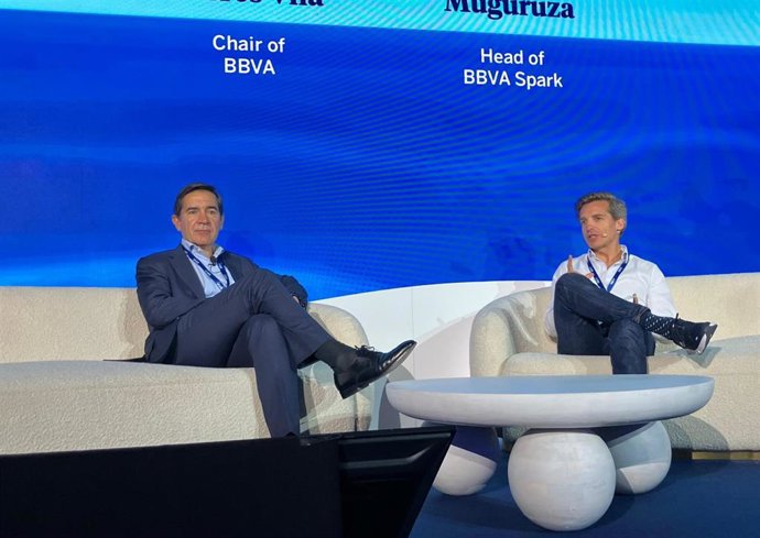 El presidente de BBVA, Carlos Torres, y el 'head' de BBVA Spark, Santiago Muguruza.