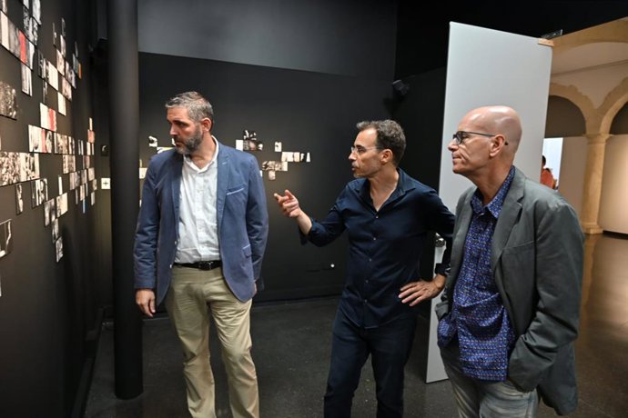 El delegado territorial de Cultura en Almería, Juan José Alonso, junto al director del CAF, Juan María Rodríguez, y el fotógrafo David Jiménez, durante la presentación de la exposición ‘Roma’.