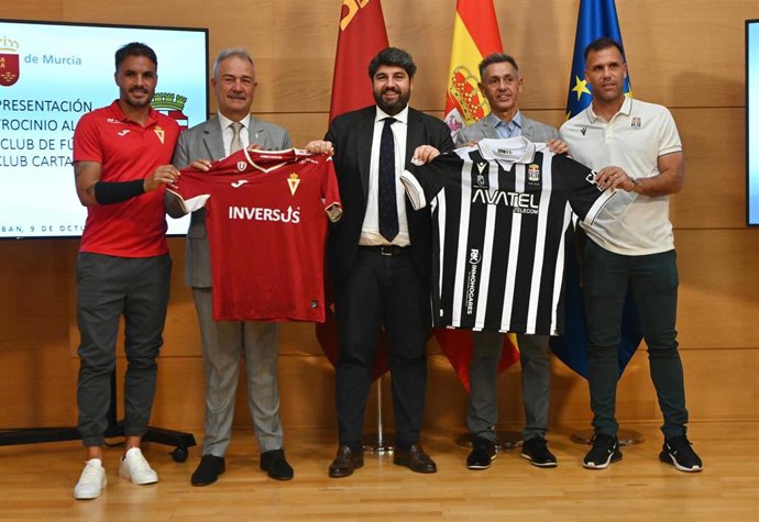 De izquierda a derecha, Pedro León, jugador del Real Murcia; Felipe Moreno, presidente del Real Murcia; Fernando López Miras, presidente del Gobierno regional; Víctor Alonso, director general del F.C. Cartagena, y Alfredo Ortuño, jugador del club