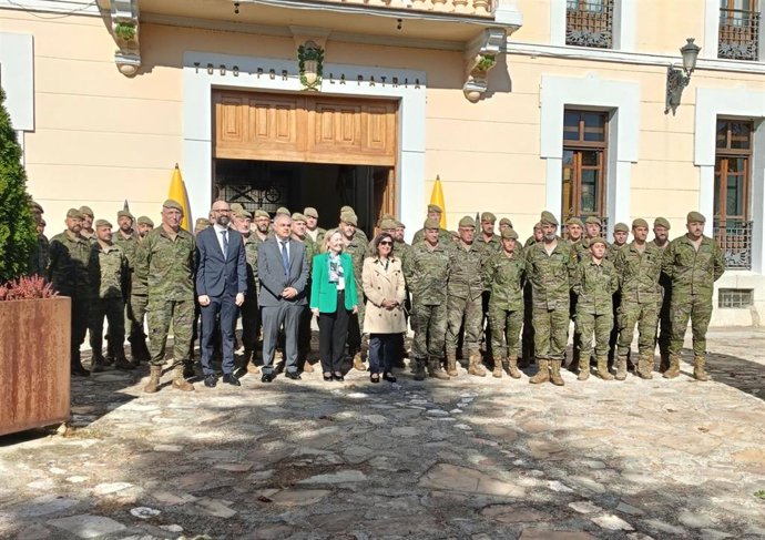 La ministra de Defensa, Margarita Robles, con militares del Regimiento de Artillería número 63 de Astorga (León).