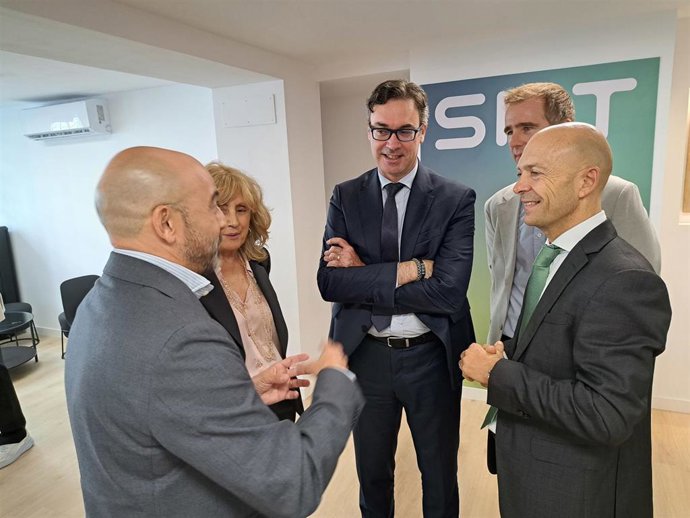 El conseller de Economía, Hacienda e Innovación, Antoni Costa (c).