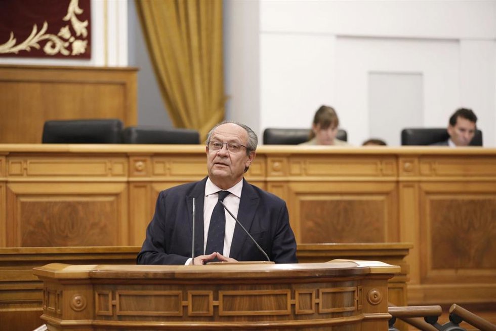 El consejero de Hacienda, Juan Alfonso Ruiz Molina, en el pleno de las Cortes
