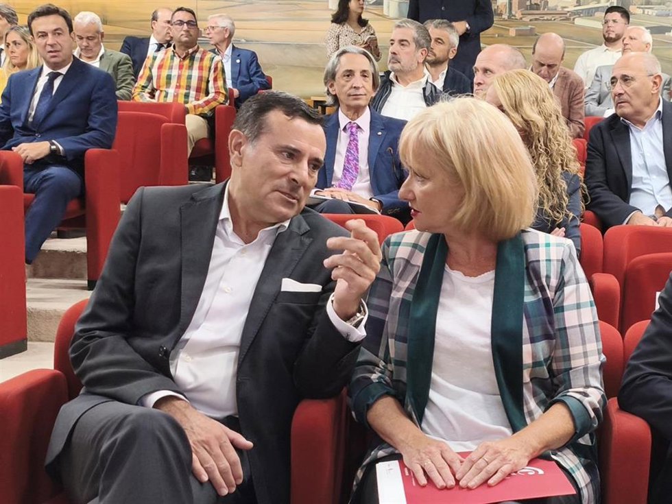 El presidente de la Cámara de Portugal en España y director general y vicepresidente de la Fundación Repsol, Antonio Calada, junto a la consejera de Industria, Comercio y Emple de Castilla y León, Leticia García.