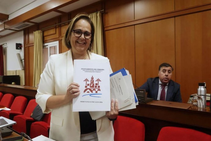 La delegada de Economía y Hacienda del Ayuntamiento de Córdoba, Blanca Torrent, con el proyecto de ordenanzas fiscales para 2026.