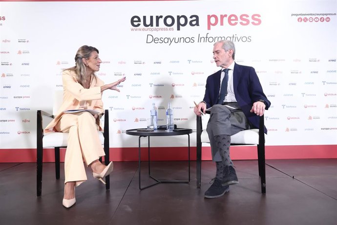 La vicepresidenta segunda del Gobierno y ministra de Trabajo y Economía Social, Yolanda Díaz y el director de Europa Press, Javier García Vila, durante un desayuno informativo de Europa Press en el NH Collection Eurobuilding, a 9 de octubre de 2025 en Mad