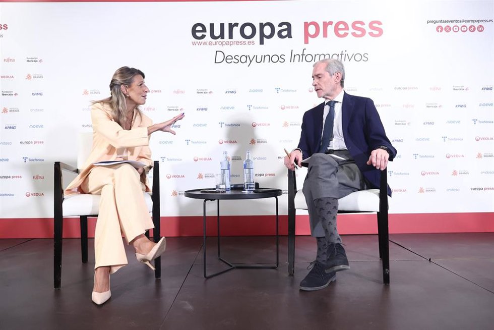 La vicepresidenta segunda del Gobierno y ministra de Trabajo y Economía Social, Yolanda Díaz y el director de Europa Press, Javier García Vila, durante un desayuno informativo de Europa Press en el NH Collection Eurobuilding, a 9 de octubre de 2025 en M