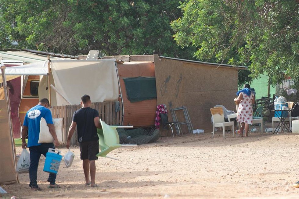 Archivo - Varias personas abandonan Can Rova 2, tras la orden judicial de su desalojo, a 15 de julio de 2025, en Santa Eulria, Ibiza, Islas Baleares (España). 