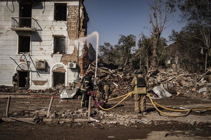 Archivo - Los servicios de emergencia responden a un ataque ruso en la ciudad ucraniana de Kramatorsk
