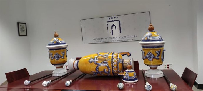 Archivo - Jarrones cerámicos de la fachada del Teatro Victoria en Talavera de la Reina